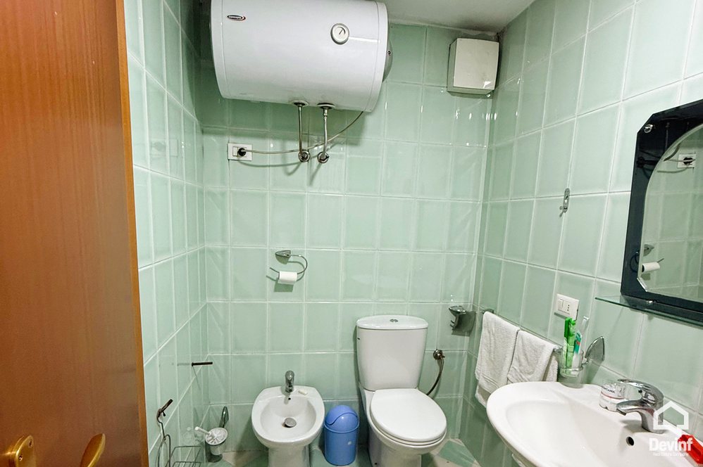 Tirane Qera Apartament 2+1 Apartament i ri i cili ndodhet ne qender shume prane Hotel Tiranes apartament