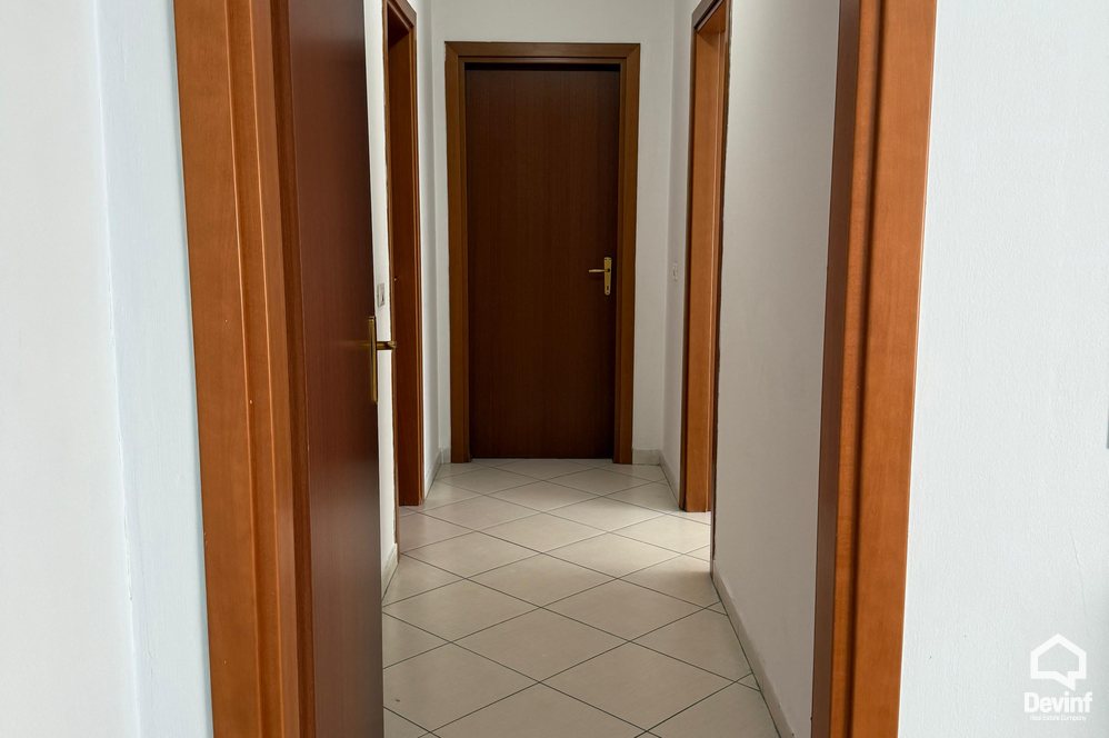 Tirane Qera Apartament 2+1 Apartament i ri i cili ndodhet ne qender shume prane Hotel Tiranes apartament
