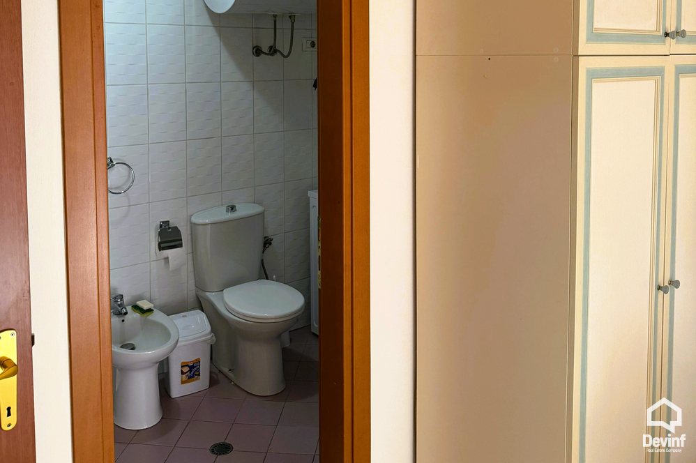 Tirane Qera Apartament 2+1 Apartament i ri i cili ndodhet ne qender shume prane Hotel Tiranes apartament