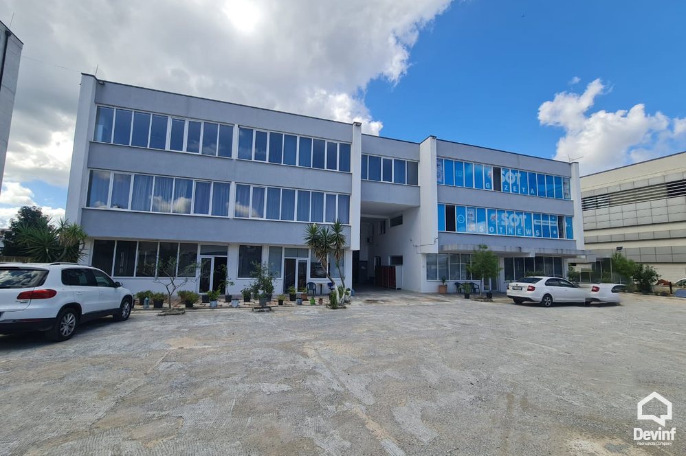 Tirane Shitje Magazine Magazine ne buze te rruges dytesore, ne Autrostraden Tirane-Durres toke industriale magazine industri Qender Biznesi