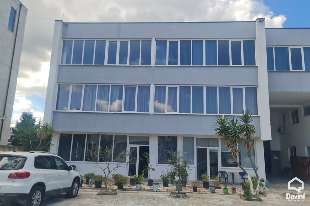 Tirane Shitje Magazine Magazine ne buze te rruges dytesore, ne Autrostraden Tirane-Durres toke industriale magazine industri Qender Biznesi