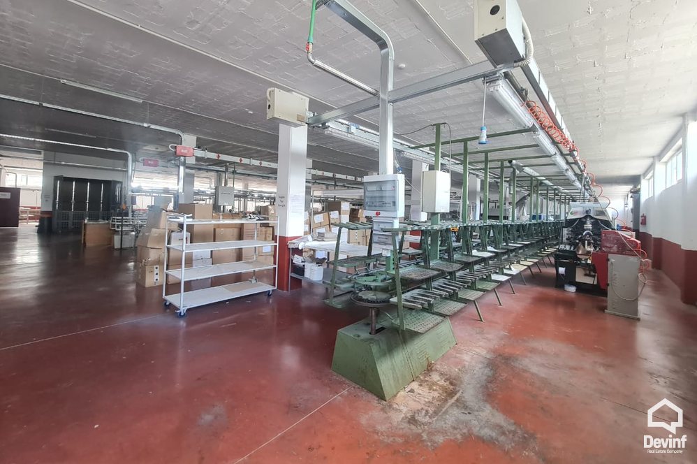 Tirane Shitje Magazine Magazine ne buze te rruges dytesore, ne Autrostraden Tirane-Durres toke industriale magazine industri Qender Biznesi