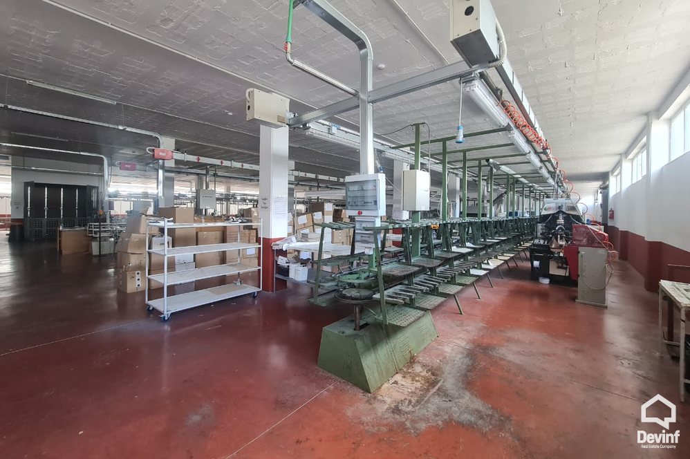 Tirane Shitje Magazine Magazine ne buze te rruges dytesore, ne Autrostraden Tirane-Durres toke industriale magazine industri Qender Biznesi