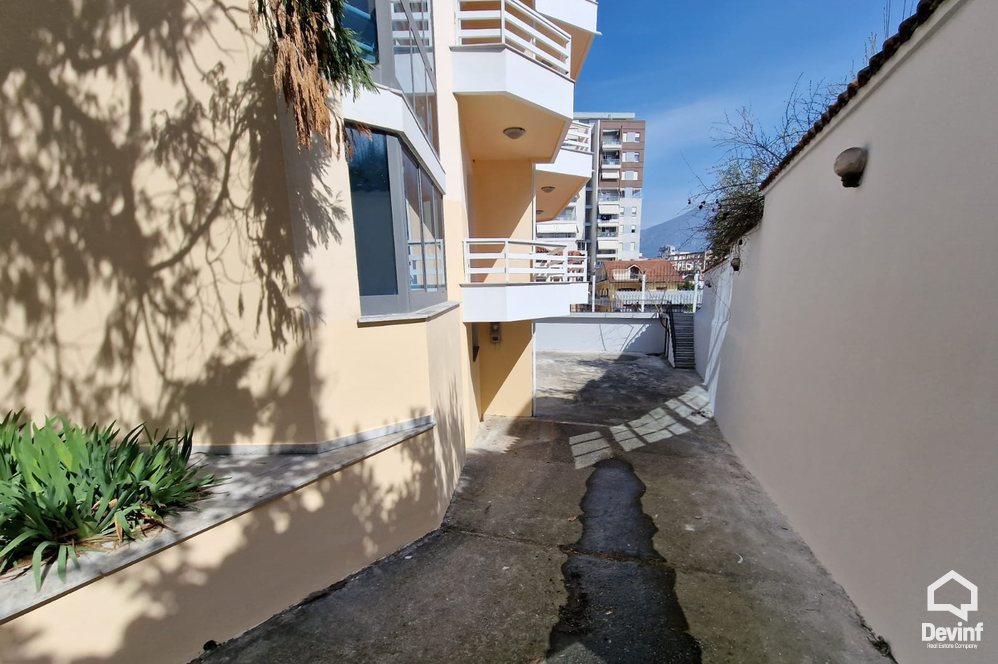 Tirane Shitje Vile Me shume se 4 dhoma Rruga e Elbasanit vile Zyre ndertese multifunksionale spital hotel