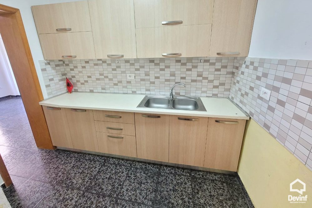 Tirane Qera Apartament 2+1 Apartament/zyre me qira ne Rrugen Myslym Shyri apartament zyre