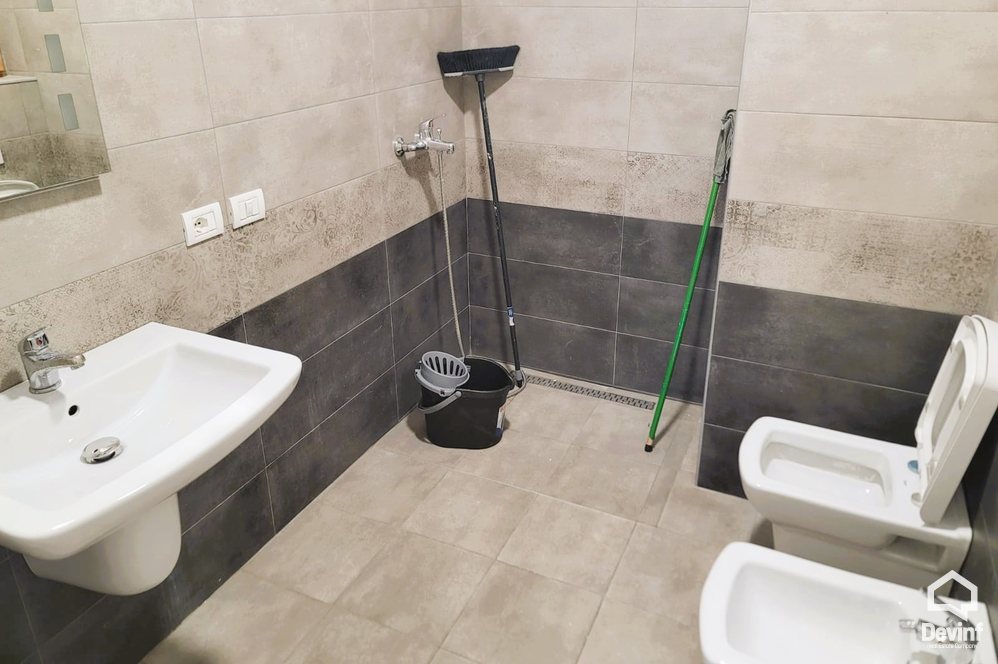 Tirane Qera Apartament 3+1 Zyre ne zonen e Zogut te Zi (Sheshi Karl Topia) zyre qender estetike call center klinike