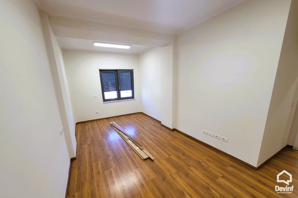 Tirane Qera Apartament 3+1 Zyre ne zonen e Zogut te Zi (Sheshi Karl Topia) zyre qender estetike call center klinike