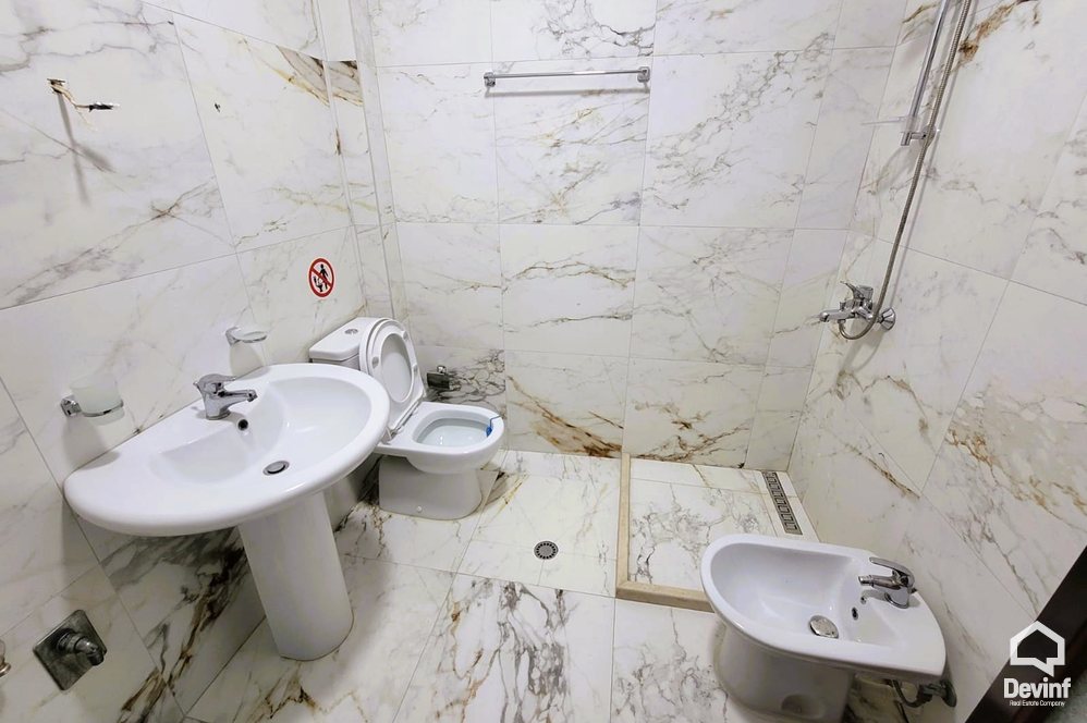 Tirane For Rent Office Me shume se 4 dhoma Office loacated in Blloku area Office klinike dentare show room zyre avokati