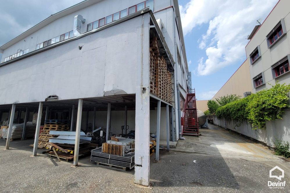 Tirane Qera Magazine  Objekt industrial prodhimi ne Autostraden Tirane-Vore magazine ndertese multifunksionale prodhim