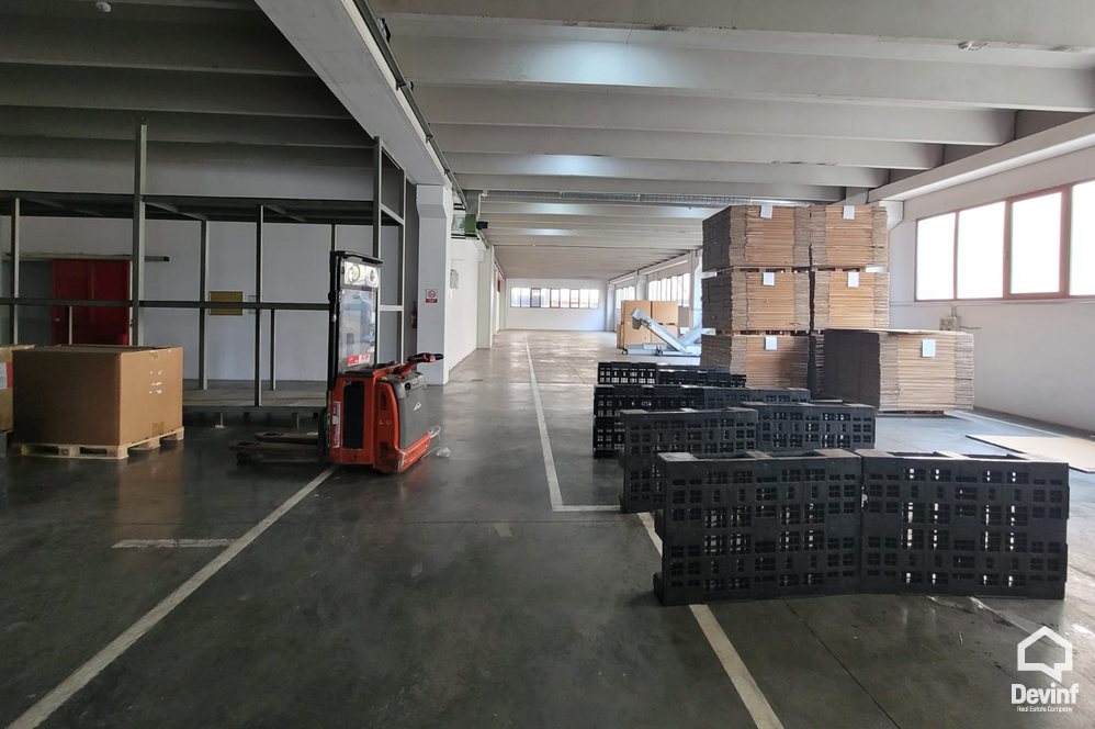 Tirane Qera Magazine  Objekt industrial prodhimi ne Autostraden Tirane-Vore magazine ndertese multifunksionale prodhim