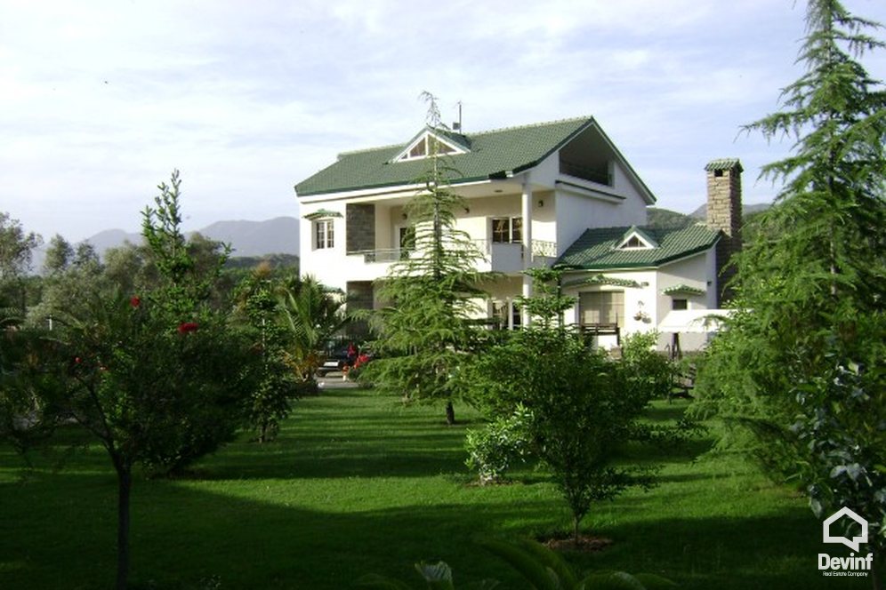 Tirane Shitje Vile Me shume se 4 dhoma Kjo vile rezidenciale ndodhet ne Rr. Elbasanit vile