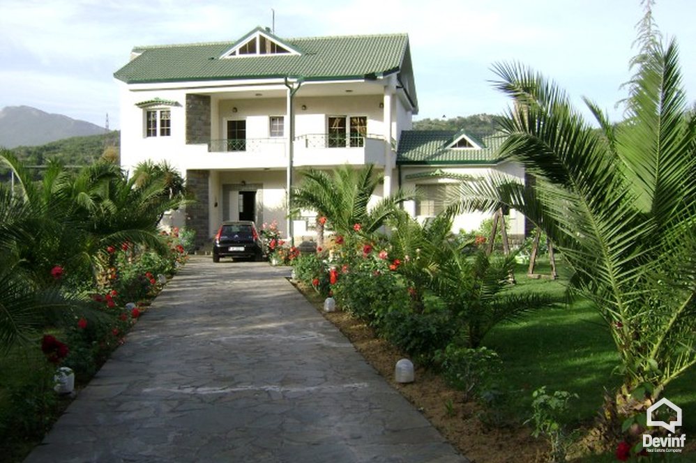 Tirane Shitje Vile Me shume se 4 dhoma Kjo vile rezidenciale ndodhet ne Rr. Elbasanit vile