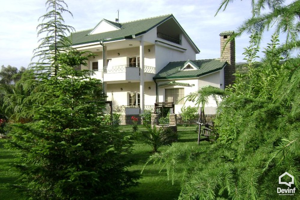 Tirane Shitje Vile Me shume se 4 dhoma Kjo vile rezidenciale ndodhet ne Rr. Elbasanit vile