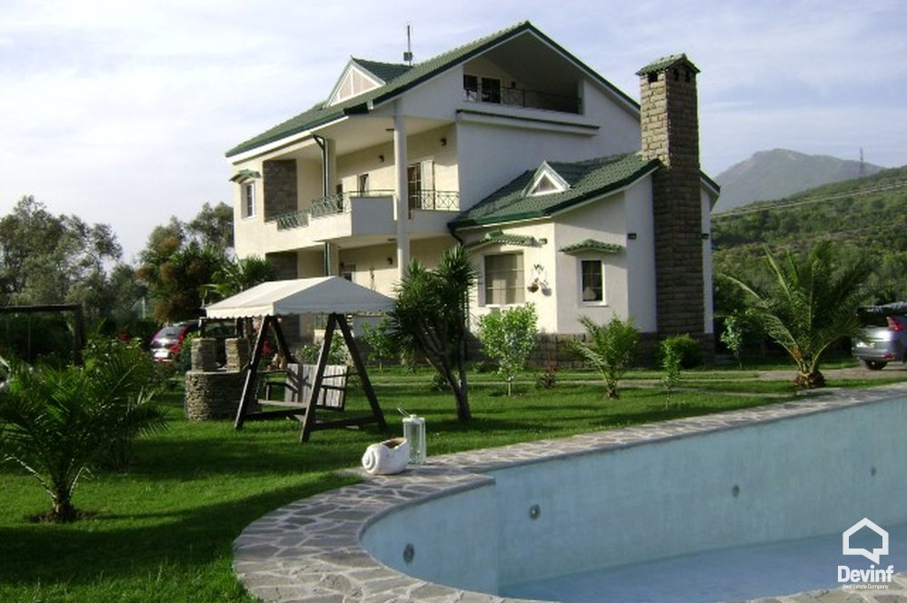Tirane Shitje Vile Me shume se 4 dhoma Kjo vile rezidenciale ndodhet ne Rr. Elbasanit vile