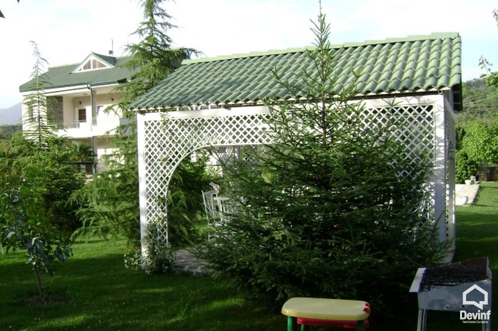 Tirane Shitje Vile Me shume se 4 dhoma Kjo vile rezidenciale ndodhet ne Rr. Elbasanit vile