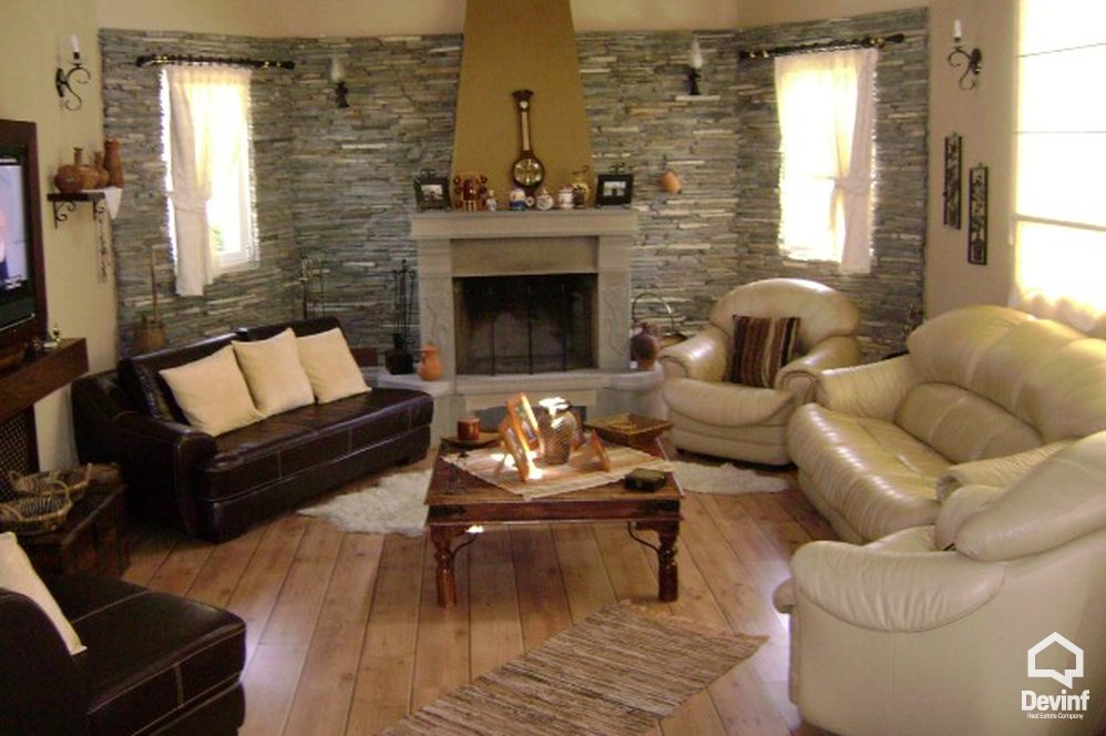 Tirane Shitje Vile Me shume se 4 dhoma Kjo vile rezidenciale ndodhet ne Rr. Elbasanit vile