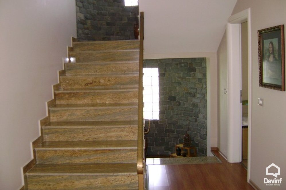 Tirane Shitje Vile Me shume se 4 dhoma Kjo vile rezidenciale ndodhet ne Rr. Elbasanit vile