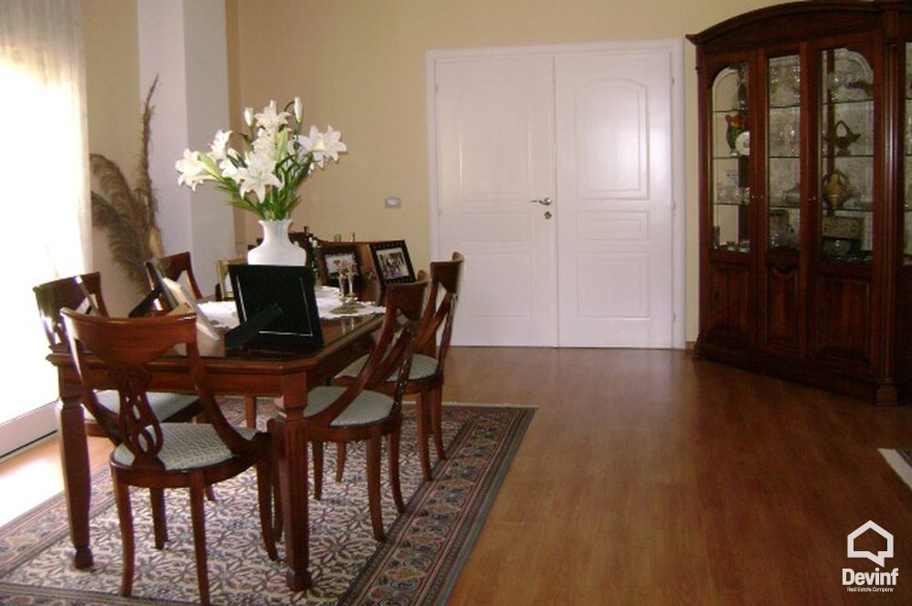 Tirane Shitje Vile Me shume se 4 dhoma Kjo vile rezidenciale ndodhet ne Rr. Elbasanit vile