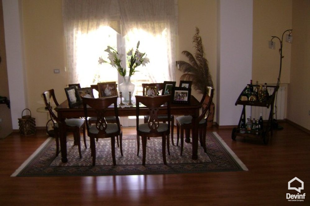 Tirane Shitje Vile Me shume se 4 dhoma Kjo vile rezidenciale ndodhet ne Rr. Elbasanit vile