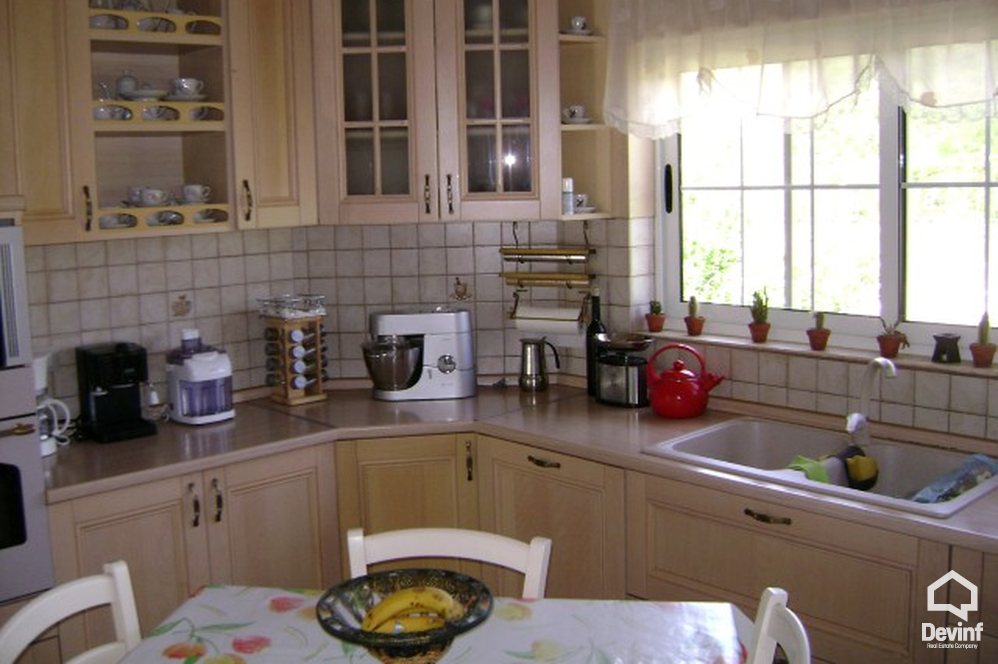 Tirane Shitje Vile Me shume se 4 dhoma Kjo vile rezidenciale ndodhet ne Rr. Elbasanit vile