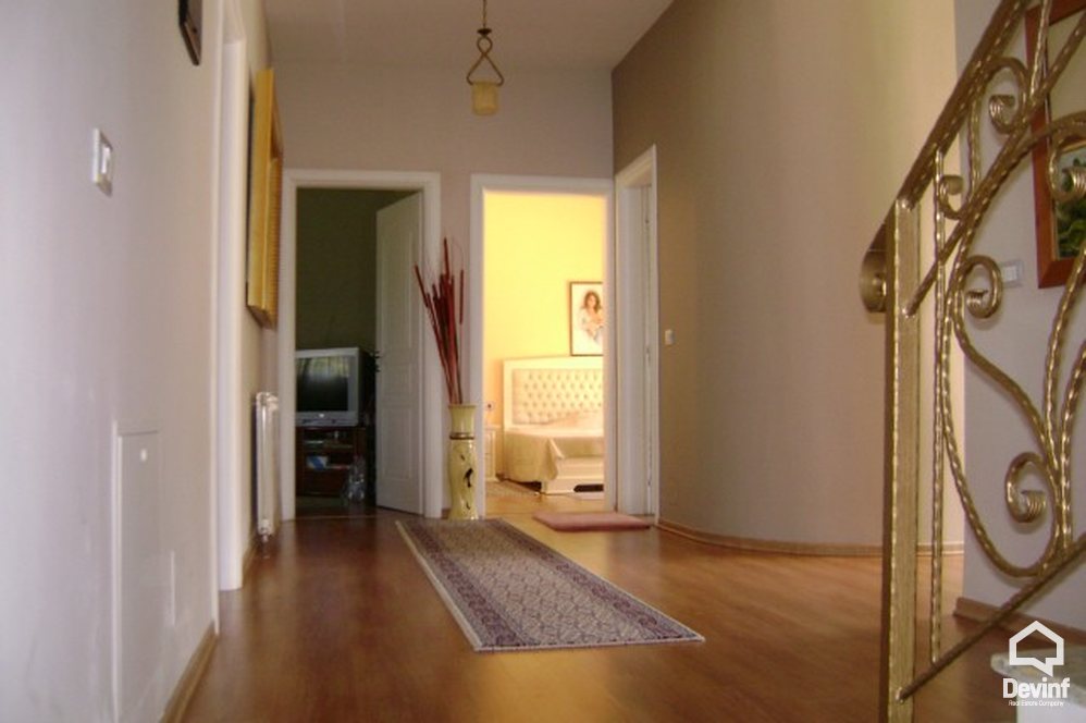 Tirane Shitje Vile Me shume se 4 dhoma Kjo vile rezidenciale ndodhet ne Rr. Elbasanit vile