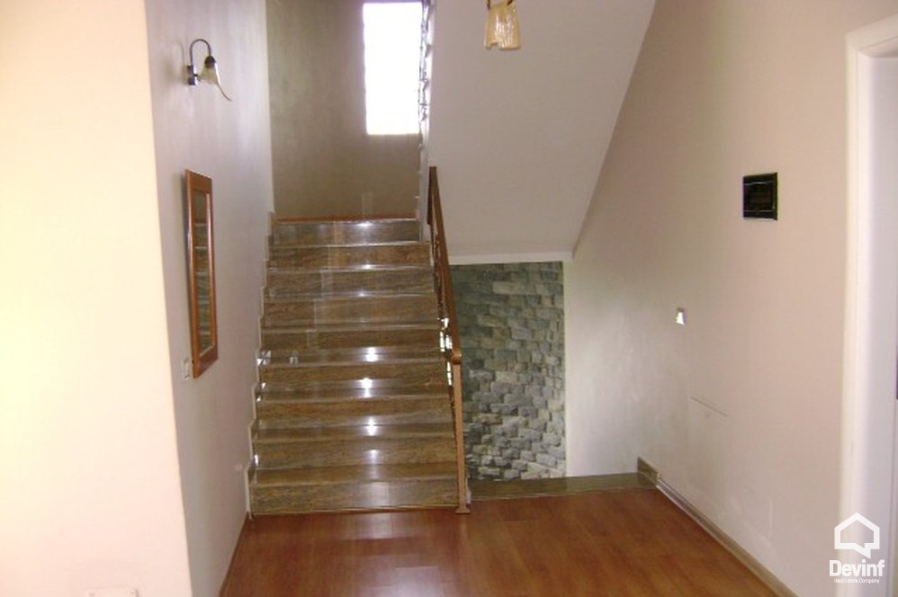 Tirane Shitje Vile Me shume se 4 dhoma Kjo vile rezidenciale ndodhet ne Rr. Elbasanit vile