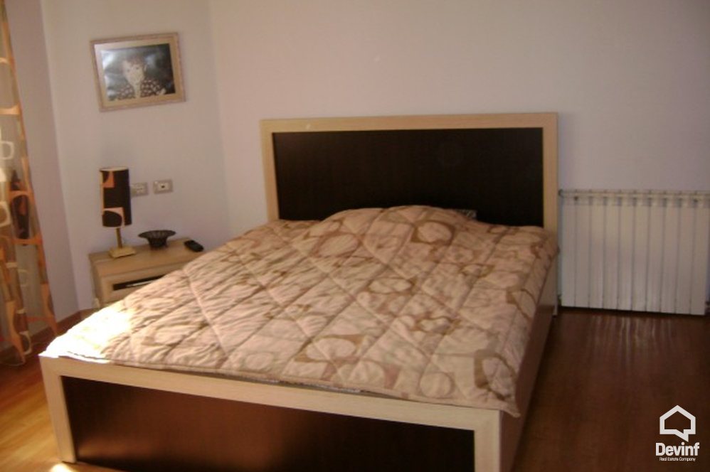 Tirane Shitje Vile Me shume se 4 dhoma Kjo vile rezidenciale ndodhet ne Rr. Elbasanit vile