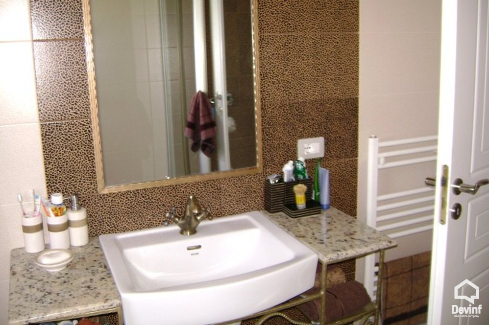 Tirane Shitje Vile Me shume se 4 dhoma Kjo vile rezidenciale ndodhet ne Rr. Elbasanit vile