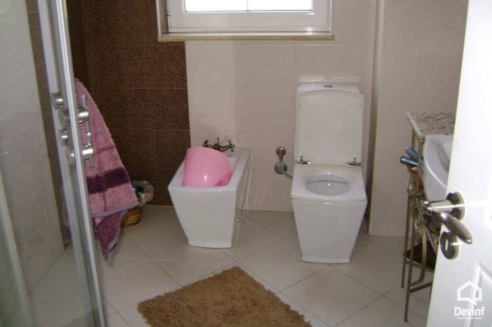 Tirane Shitje Vile Me shume se 4 dhoma Kjo vile rezidenciale ndodhet ne Rr. Elbasanit vile