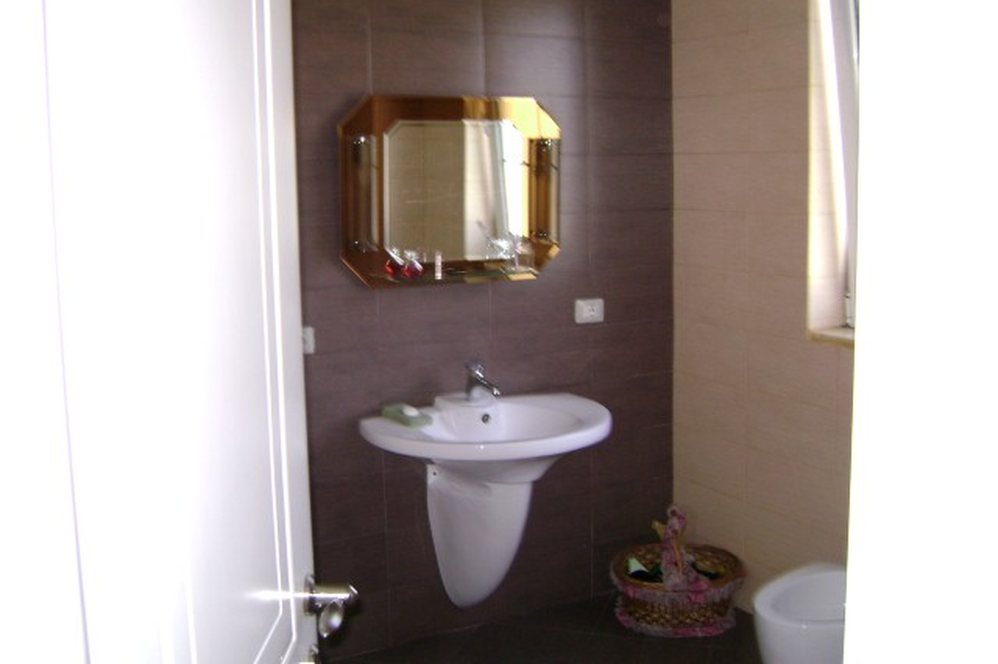 Tirane Shitje Vile Me shume se 4 dhoma Kjo vile rezidenciale ndodhet ne Rr. Elbasanit vile