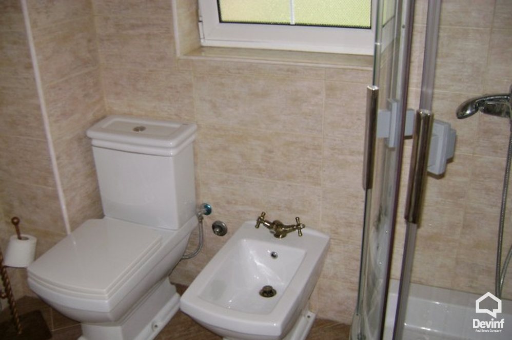 Tirane Shitje Vile Me shume se 4 dhoma Kjo vile rezidenciale ndodhet ne Rr. Elbasanit vile