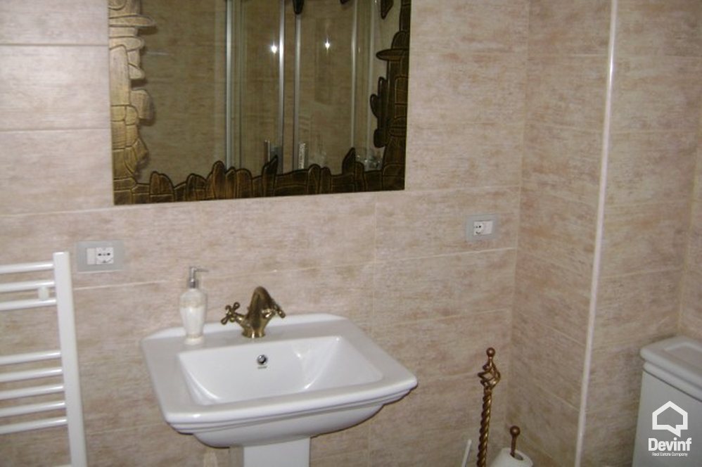 Tirane Shitje Vile Me shume se 4 dhoma Kjo vile rezidenciale ndodhet ne Rr. Elbasanit vile