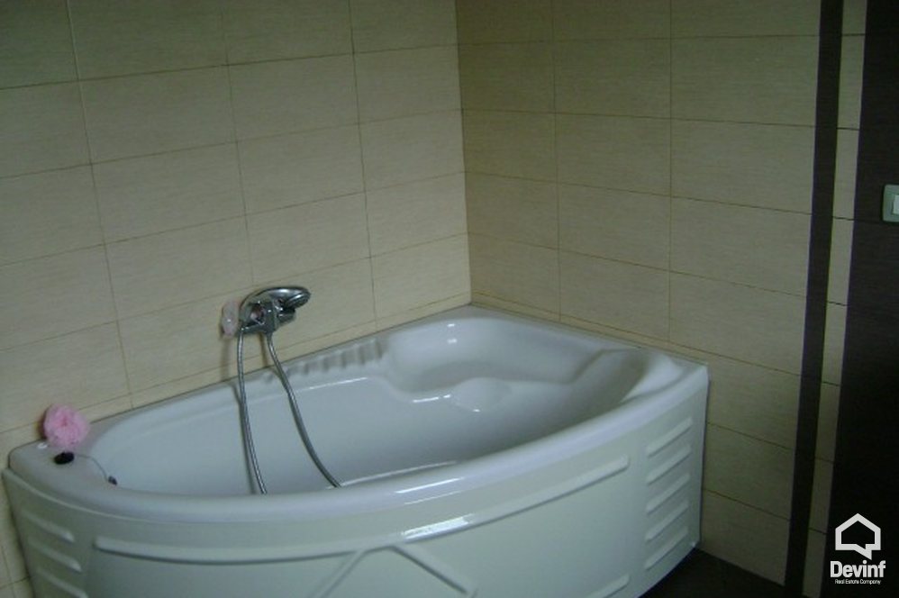 Tirane Shitje Vile Me shume se 4 dhoma Kjo vile rezidenciale ndodhet ne Rr. Elbasanit vile