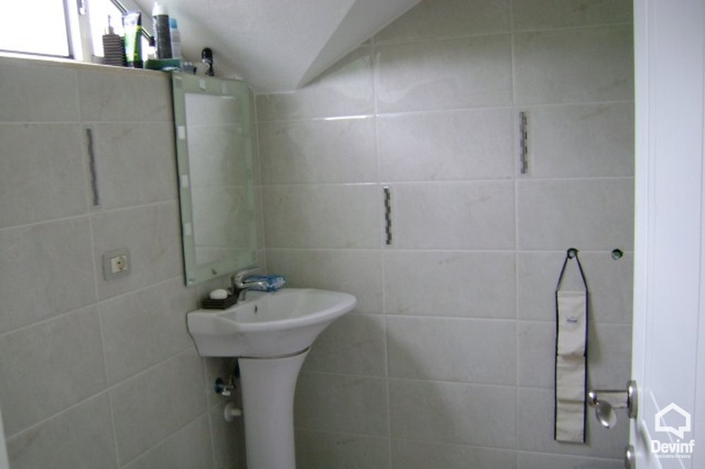 Tirane Shitje Vile Me shume se 4 dhoma Kjo vile rezidenciale ndodhet ne Rr. Elbasanit vile