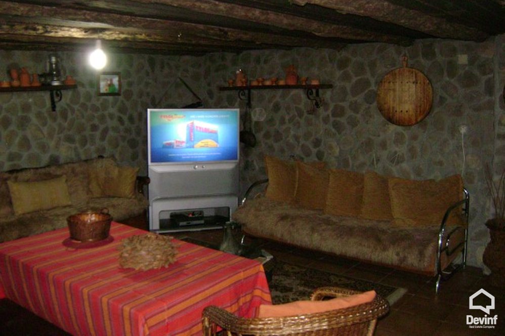 Tirane Shitje Vile Me shume se 4 dhoma Kjo vile rezidenciale ndodhet ne Rr. Elbasanit vile