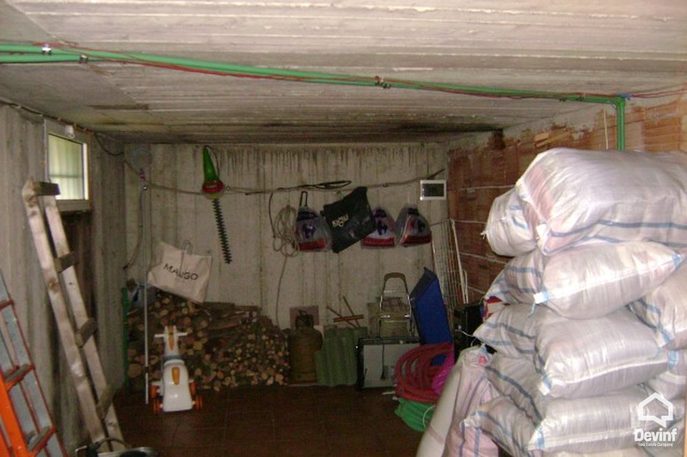 Tirane Shitje Vile Me shume se 4 dhoma Kjo vile rezidenciale ndodhet ne Rr. Elbasanit vile