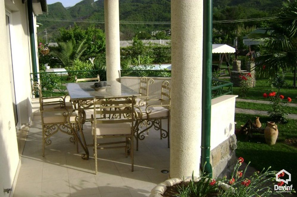 Tirane Shitje Vile Me shume se 4 dhoma Kjo vile rezidenciale ndodhet ne Rr. Elbasanit vile