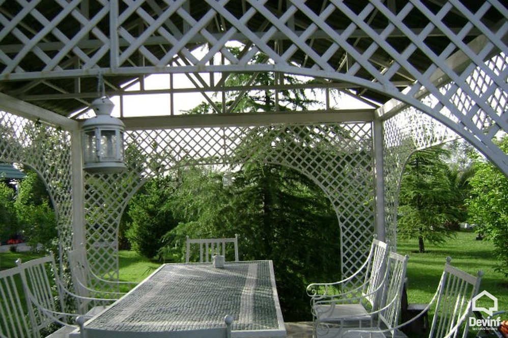 Tirane Shitje Vile Me shume se 4 dhoma Kjo vile rezidenciale ndodhet ne Rr. Elbasanit vile