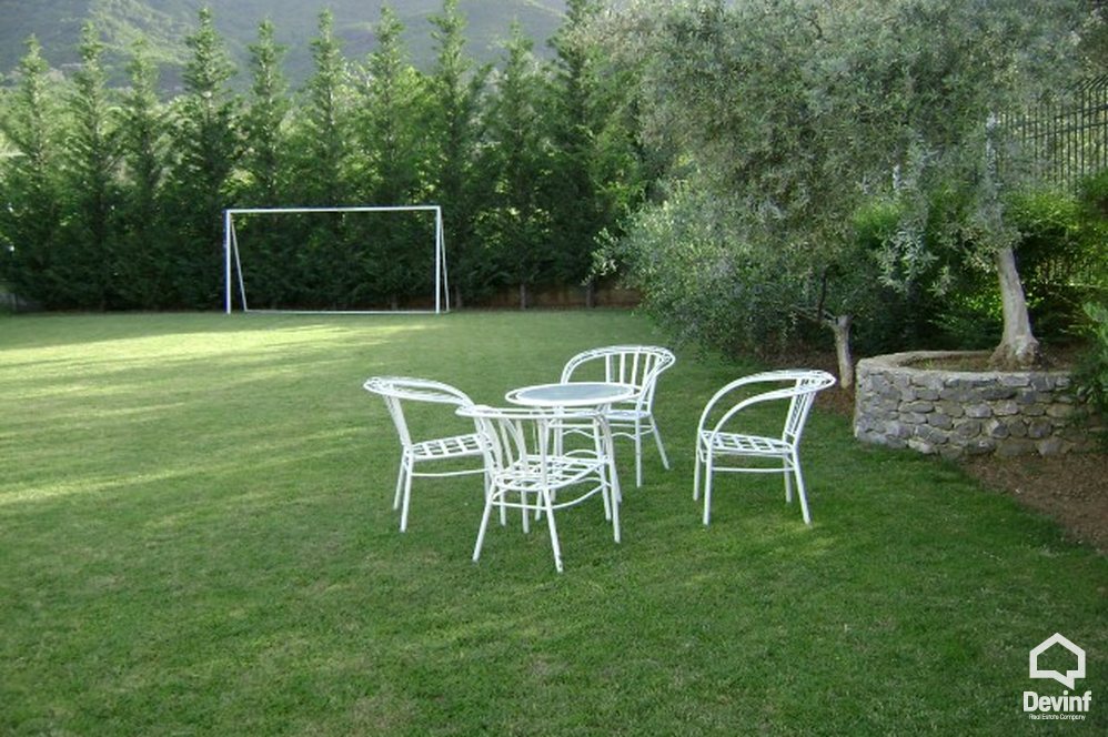 Tirane Shitje Vile Me shume se 4 dhoma Kjo vile rezidenciale ndodhet ne Rr. Elbasanit vile