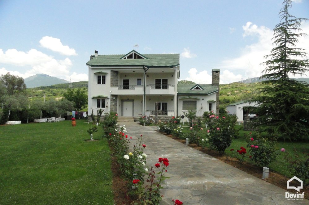 Tirane Shitje Vile Me shume se 4 dhoma Kjo vile rezidenciale ndodhet ne Rr. Elbasanit vile