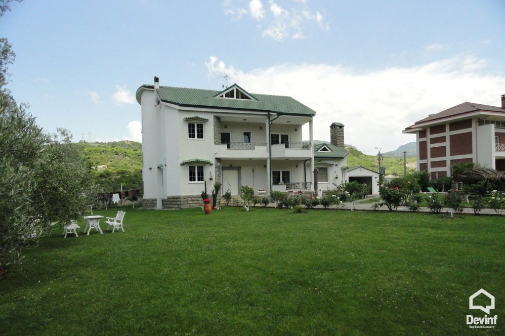 Tirane Shitje Vile Me shume se 4 dhoma Kjo vile rezidenciale ndodhet ne Rr. Elbasanit vile