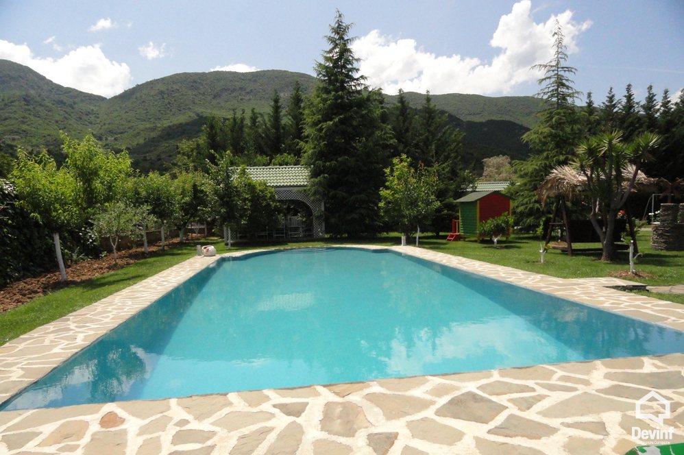 Tirane Shitje Vile Me shume se 4 dhoma Kjo vile rezidenciale ndodhet ne Rr. Elbasanit vile