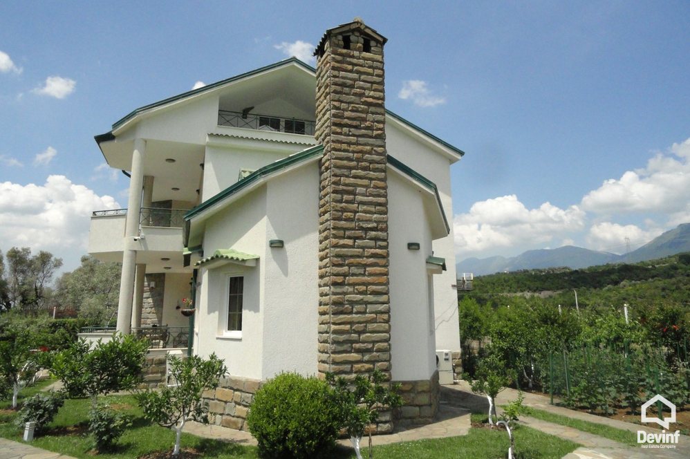 Tirane Shitje Vile Me shume se 4 dhoma Kjo vile rezidenciale ndodhet ne Rr. Elbasanit vile