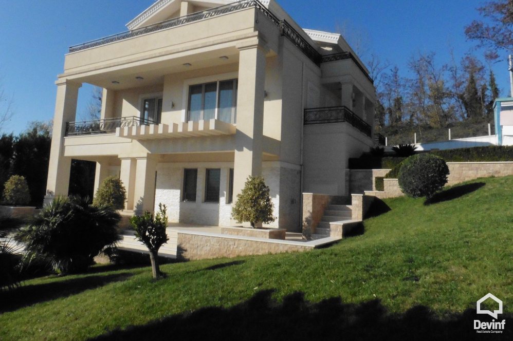 Tirane Shitje Vile Me shume se 4 dhoma Prane Blurit, ne zonen e Farkes. vile kompleks rezidencial