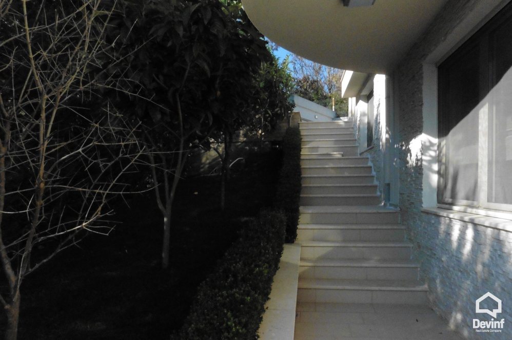 Tirane Shitje Vile Me shume se 4 dhoma Prane Blurit, ne zonen e Farkes. vile kompleks rezidencial