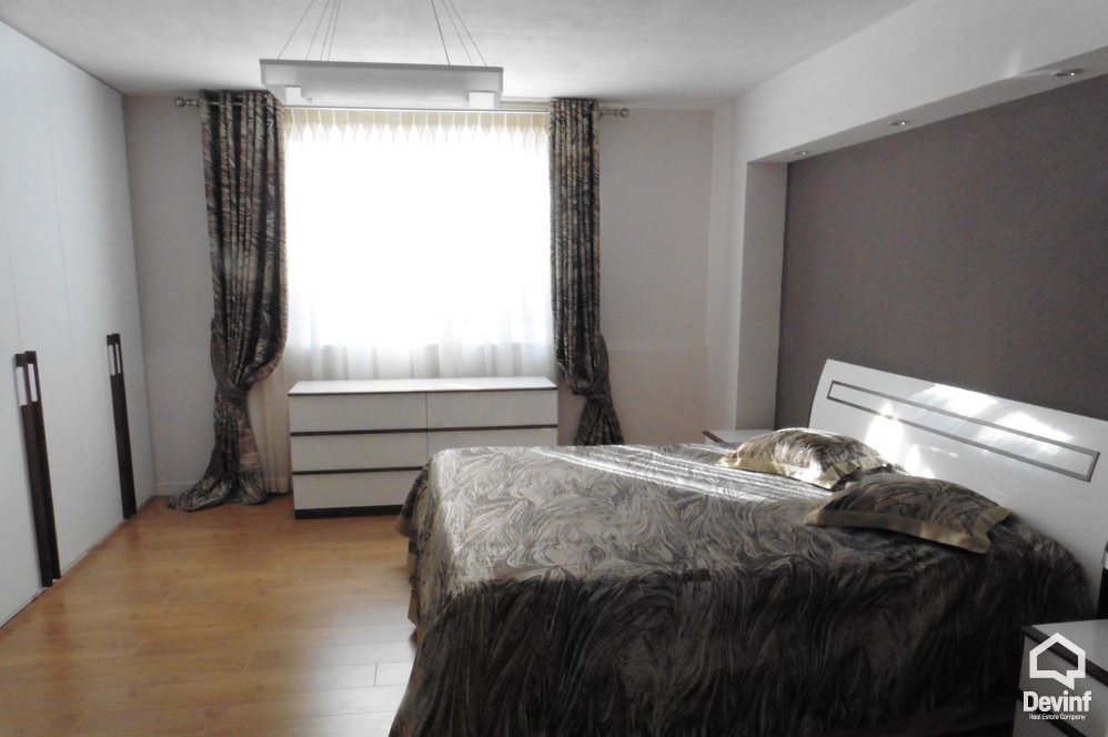 Tirane Shitje Vile Me shume se 4 dhoma Prane Blurit, ne zonen e Farkes. vile kompleks rezidencial