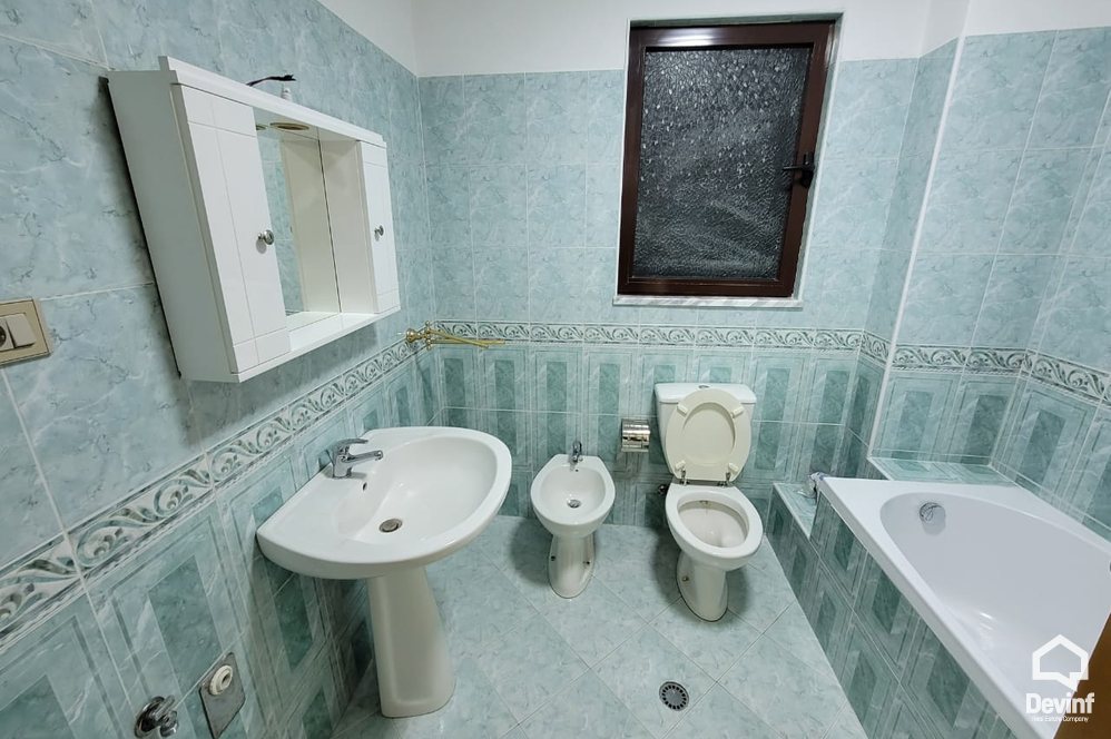 Tirane Qera Zyre 3+1+A Zyre ne zonen e Bllokut apartament zyre