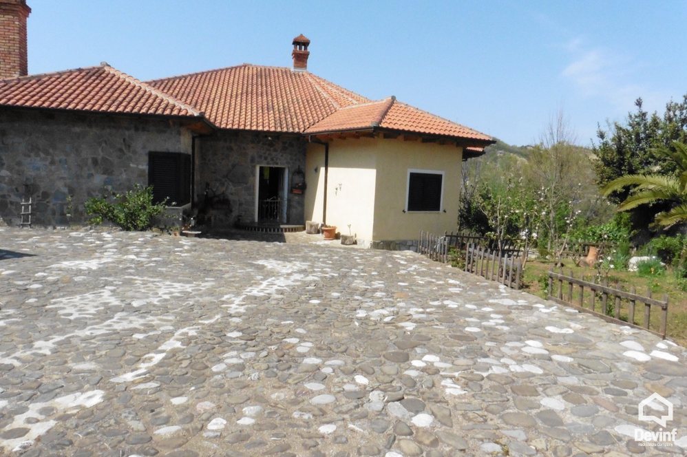 Tirane For Rent Villa Me shume se 4 dhoma The villa is located close to Petrela 