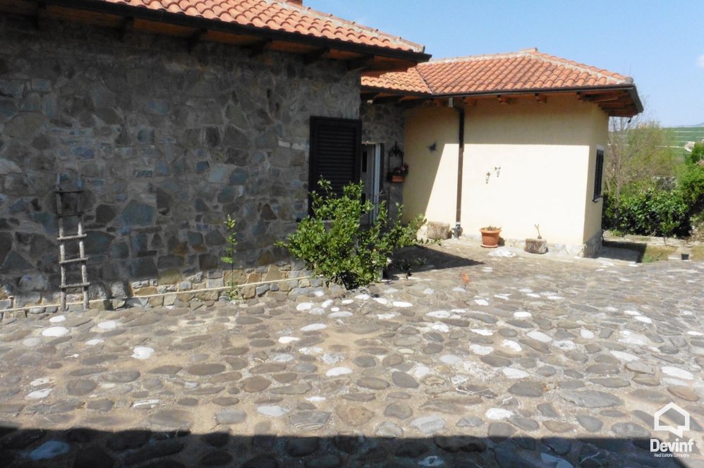 Tirane For Rent Villa Me shume se 4 dhoma The villa is located close to Petrela 