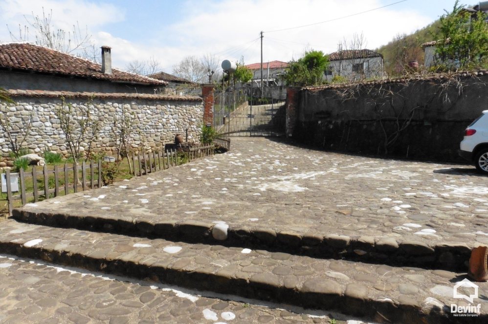 Tirane For Rent Villa Me shume se 4 dhoma The villa is located close to Petrela 